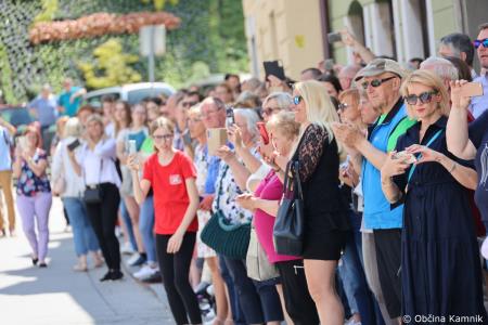 Kamnik danes v znamenju maturantske četvorke, v kateri je zaplesalo preko 200 maturantk in maturantov (41)